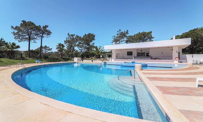 Quinta do Lago Apartment | Holiday Apartment “Noa Apartment” with Pool, Wi-Fi, A/C, Terrace & Garden; Parking Available
