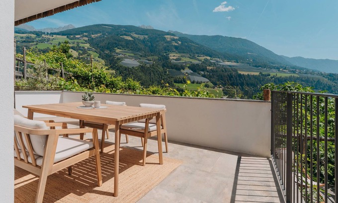 Rifiano Apartment | Holiday Apartment "Oberegghof Laugen" with Mountain View and Wi-Fi
