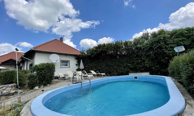 Keszthely Apartment | Holiday apartment only 300m from the beach with pool