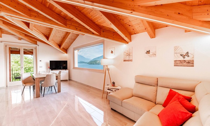 Musso Apartment | Holiday Apartment "Picolla Orchidea Finestra Sul Lago" with Private Terrace, Shared Pool & Wi-Fi