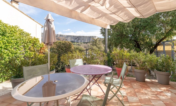 Lioux Apartment | Holiday Apartment 'Villa les Lauriers' with Mountain View & Wi-Fi
