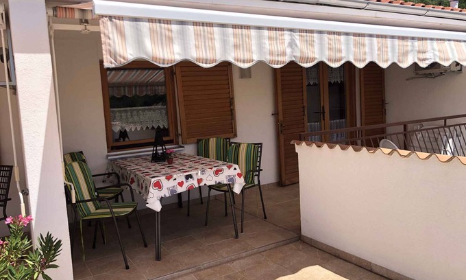 Sveti Juraj Apartment | Holiday apartment with terrace near the sea