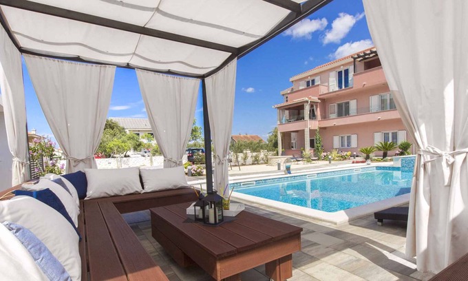 Grebastica Apartment | Holiday apartment with terrace and pool