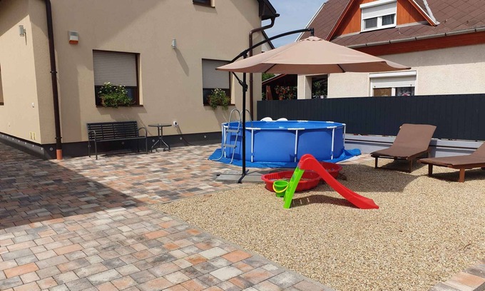 Zsorifurdo Apartment | Holiday apartment with garden, pool and terrace