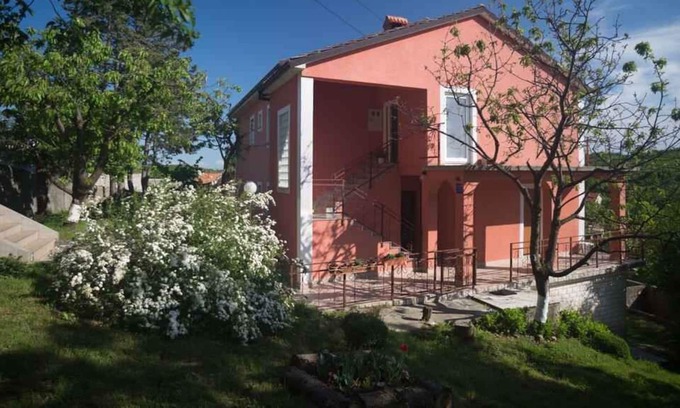 Buzdohanj Apartment | Holiday apartment with garden and Internet