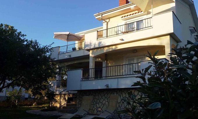 Tribulje Apartment | Holiday apartment with balcony and barbecue