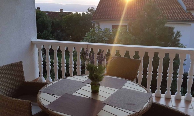 Njivice Apartment | Holiday apartment with sea view terrace and BBQ