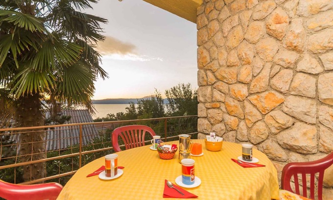 Njivice Apartment | Holiday apartment with terrace and air conditioning