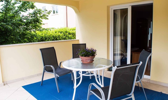 Njivice Apartment | Holiday apartment with air conditioning