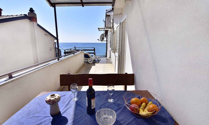 Zambratija Apartment | Holiday apartment with large terrace, sea view, near the beach