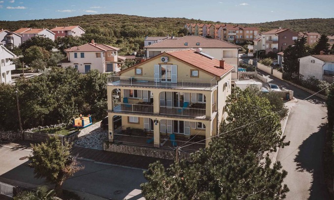 Klimno Apartment | Holiday apartment with sea view, air conditioning and close to the beach
