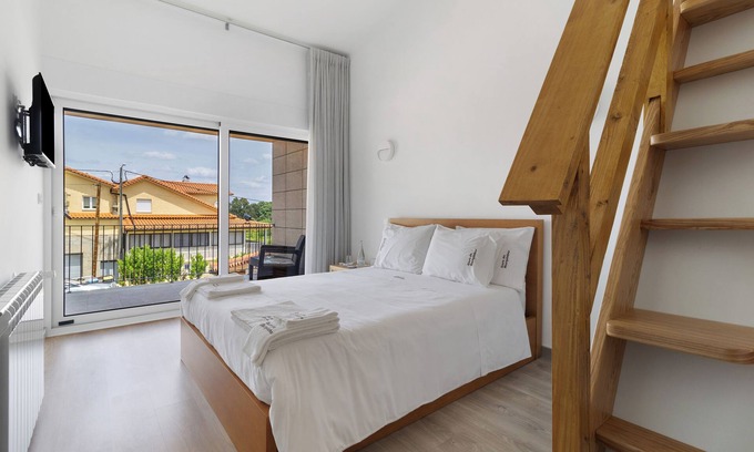Valpacos Apartment | Holiday Bedroom 'Quarto com Mezzanine Cabeço' with Mountain View, Wi-Fi and Air Conditioning