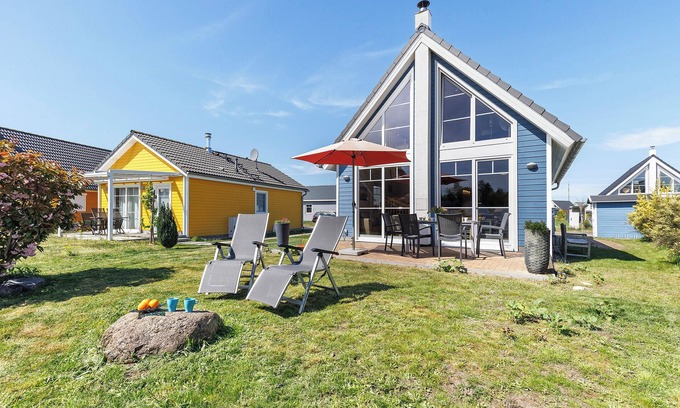Wandlitz House | Holiday Home 'Annes Bootshaus' with Lake View, Private Terrace and Wi-Fi