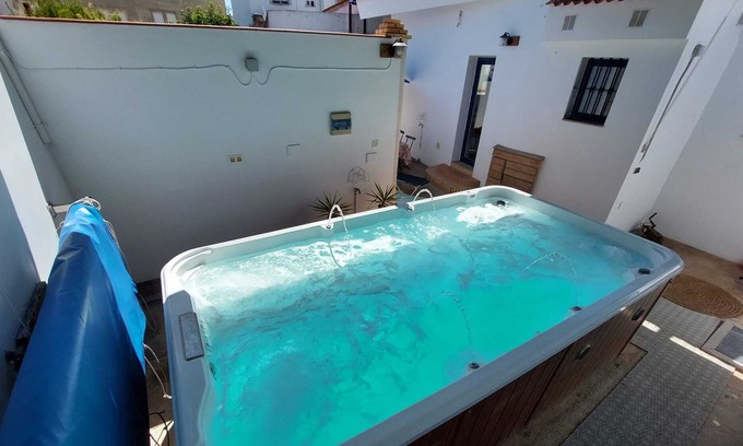 Villanueva del Ariscal Villa | Holiday Home Casa Rural Villa Bella with Whirlpool, Garden & Wi-Fi