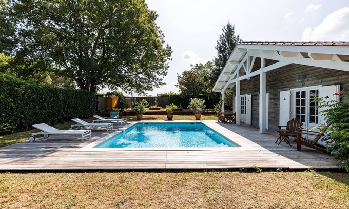 Saint-Aubin-de-Branne Apartment | Holiday Home 'La Maison Des Voyages' with Private Pool, Private Terrace and Wi-Fi