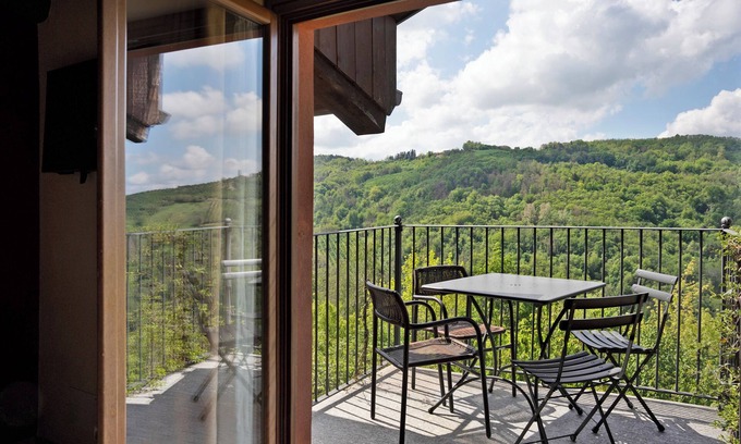 Cerretto Langhe Apartment | Holiday Home 'La Corte di Langa Alloggio Ambra' with Mountain View, Pool & Wi-Fi