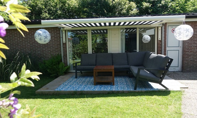Sint Maartensvlotbrug House | Holiday home De Lavendeltuin in Sint Maartenszee. Suitable for 4 people with 2 bedrooms.