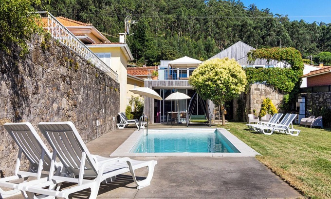 Vila Nova de Cerveira House | Holiday Home 'Casa Da Vovó São' with Mountain View, Wi-Fi and Air Conditioning