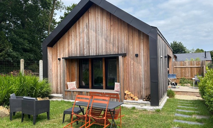Le Minihic-sur-Rance House | Holiday Home 'La P'tite Maison' with Private Terrace, Private Garden and Wi-Fi