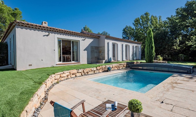 La Caravane House | Holiday home with A/C and pool near a village