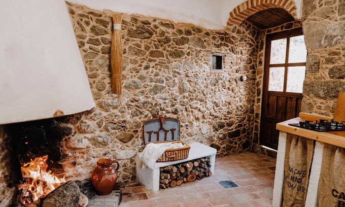 Castillo de Bayuela House | Holiday Home 'La Casita De Albino' with Mountain View, Wi-Fi and Air Conditioning