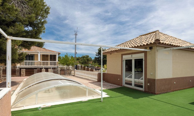 Fuentiduena de Tajo House | Holiday Home 'Los Naranjos' with Mountain Views, Wi-Fi, and Air Conditioning
