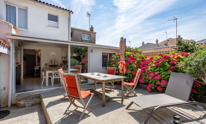 Les Sables d'Olonne House | Holiday Home 'La Maison Des Amis 8 Personnes' with Terrace, Wi-Fi and Air Conditioning