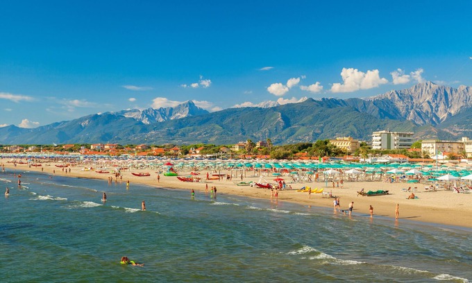 Marina di Carrara House | Holiday Home 'A Due Passi Dalla Spiaggia' with Terrace
