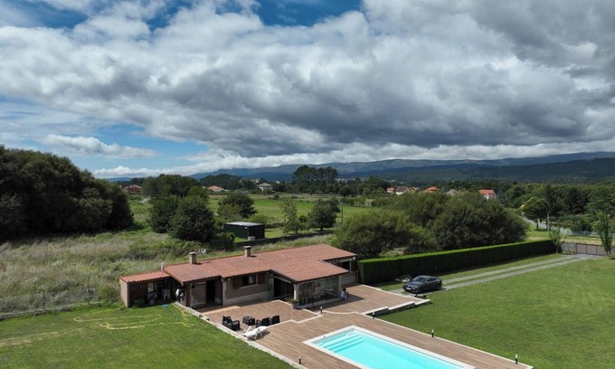 Rianxo House | Holiday Home 'Agro Dos Mouriños' with Mountain View, Wi-Fi and Air Conditioning