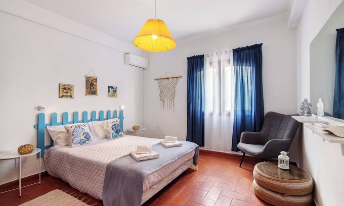 Conceicao e Cabanas de Tavira House | Holiday Home 'Amarela' with Private Terrace and Wi-Fi