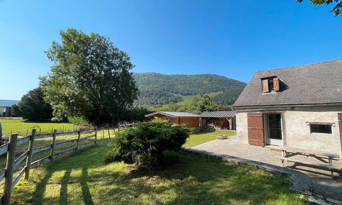 Castet House | Holiday Home 'Ancienne Bergerie' with Mountain View, Shared Terrace and Private Garden