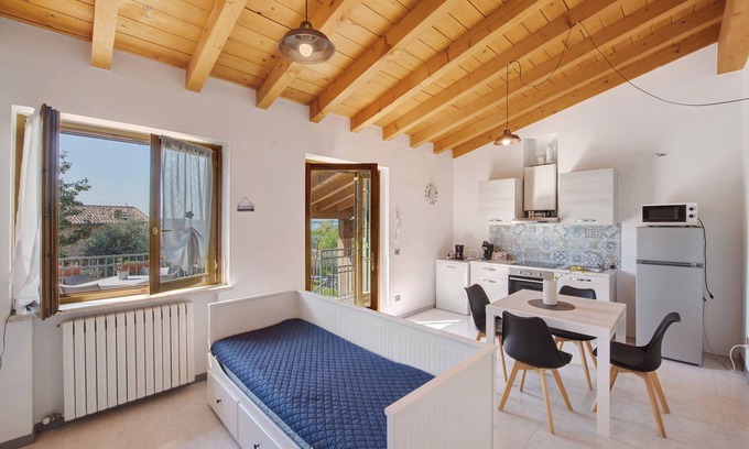 Montioni House | Holiday Home 'Appartamenti Villa Fiorito' with Lake View, Wi-Fi and Air Conditioning