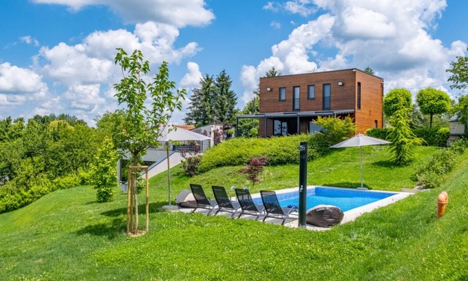 Lekenik House | Holiday Home Arbaro - Three Bedroom Holiday Home with Pool
