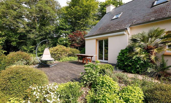 Le Faouet House | Holiday Home 'Au Milieu D'un Parc Arboré' with Private Terrace, Private Garden and Wi-Fi