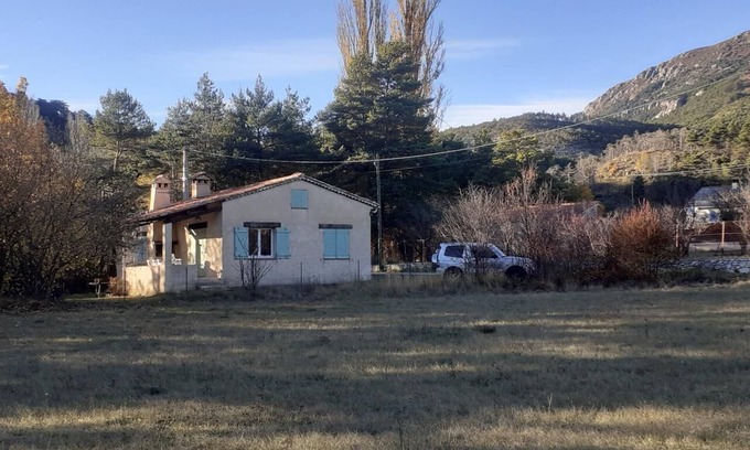 Peyroules House | Holiday Home 'Aux Portes Des Gorges Du Verdon' with Mountain View, Private Terrace and Garden