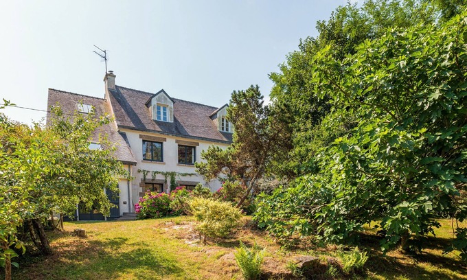 Ile-aux-Moines House | Holiday Home 'Belle Familiale' with Private Terrace, Private Garden, and Wi-Fi