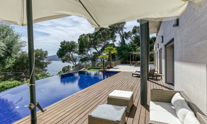 Llafranc House | Holiday Home "Blueview" with lovely views, Pool & Wi-Fi