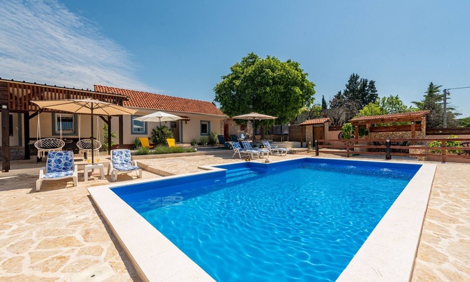 Benkovac House | Holiday Home Burgija