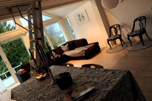 Skovde House | Holiday home, by lake Simsjön and mountain Billingen