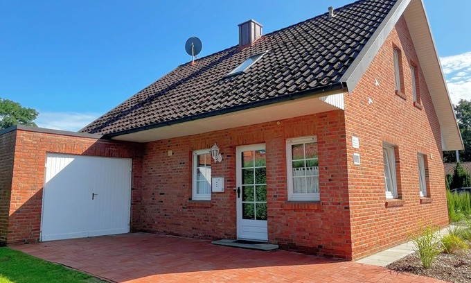 Haseluenne House | Holiday Home by the Lake with Garden and Terrace