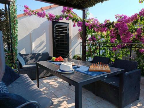 Hodilje House | Holiday Home By The Sea - Nina & Kate