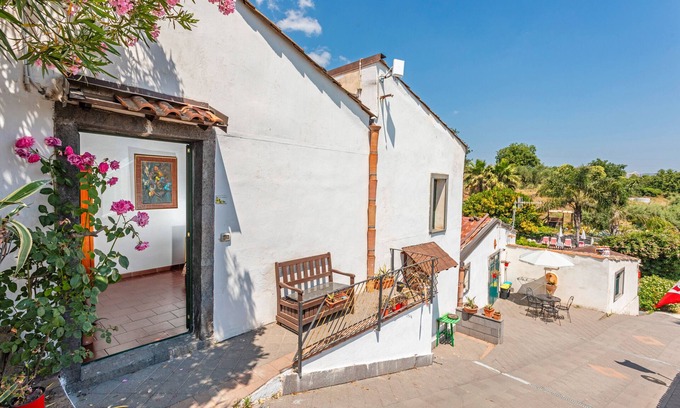 Piedimonte Etneo Apartment | Holiday Home 'Casa Rurale' with Sea View, Wi-Fi and Air Conditioning