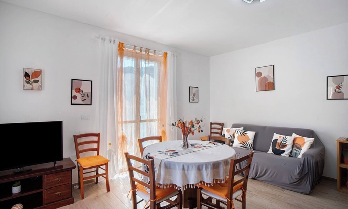 San Bartolomeo al Mare House | Holiday Home 'Cà Du Mandaìn' with Mountain View, Private Terrace and Air Conditioning