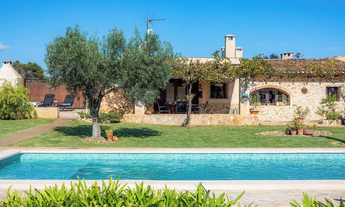 Capdepera House | Holiday Home Ca Sa Padrineta with Wi-Fi, A/C, Pool, Garden & Terrace