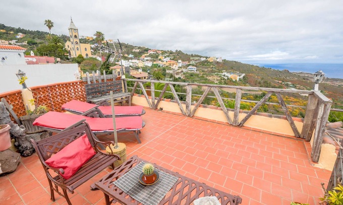 La Guancha House | Holiday Home "Carmela" with Amazing Ocean Views, Terrace & Wi-Fi