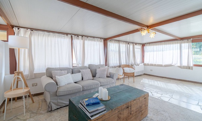 Noto House | Holiday Home 'Casa Cantina Scalecci' with Private Garden, Wi-Fi and Air Conditioning