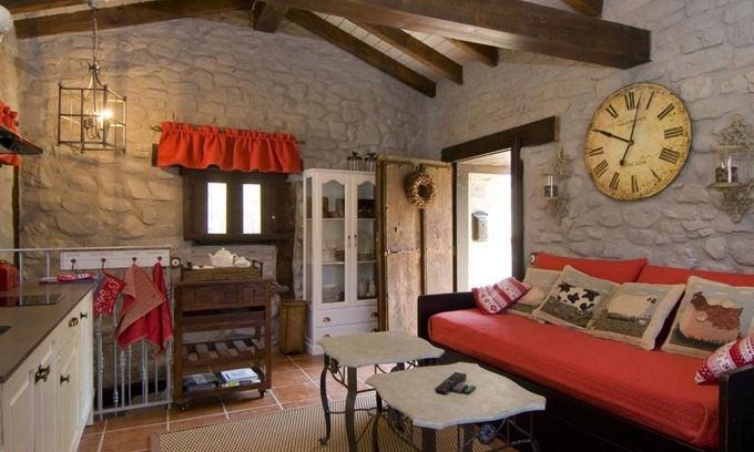 San Roman de Cameros House | Holiday Home 'Casa Concejos' with Mountain View, Shared Pool and Wi-Fi