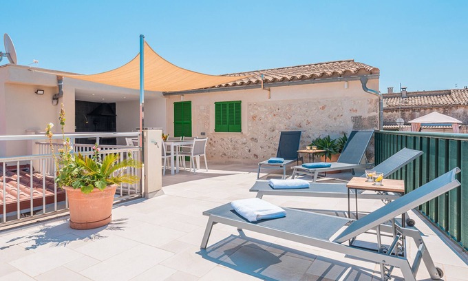 Sineu House | Holiday Home Casa en Sineu with Mountain View, Terrace & Wi-Fi