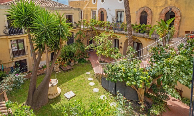 Taormina City Centre Apartment | Holiday Home 'Casa Florio' with Shared Terrace, Wi-Fi and Air Conditioning
