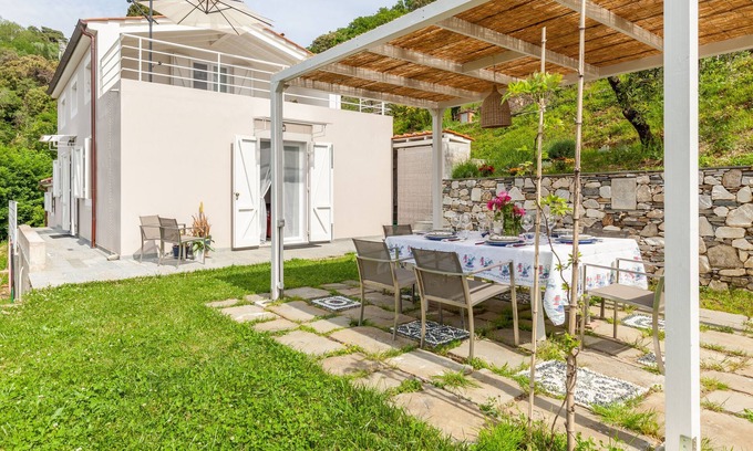 Massarosa House | Holiday Home 'Casa Lu' with Sea View, Wi-Fi and Air Conditioning